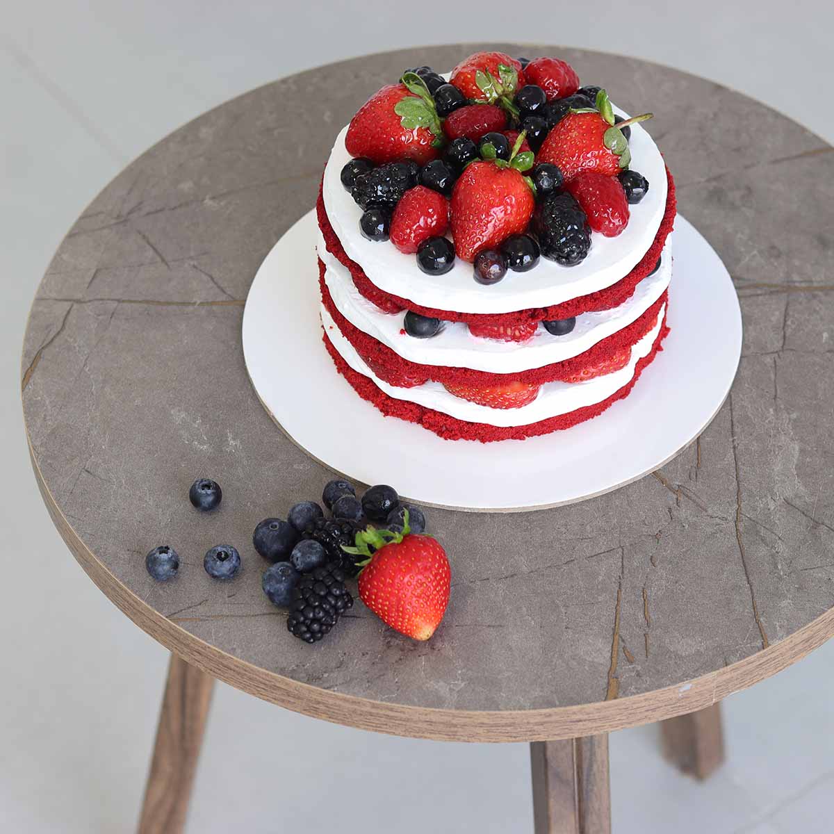 Berries Redvelvet Cake - Image 4