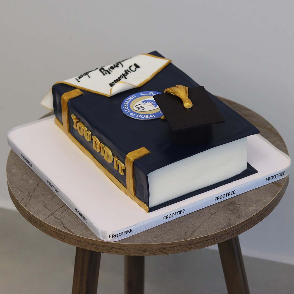 Graduation Fondant Cake - Image 3